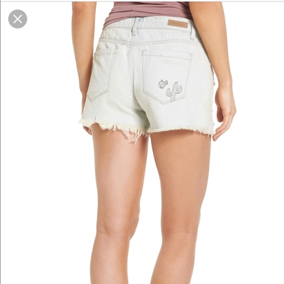 BLANKNYC light wash distressed denim short - Picture 4 of 8